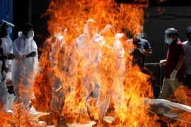 [ẢNH]: Đại dịch Covid 19 và những lò hỏa táng lộ thiên ở Ấn Độ