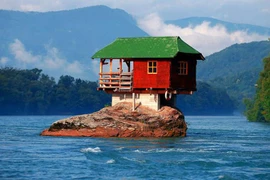 [ẢNH] Khám phá những ngôi nhà ‘không hàng xóm’ tách biệt với thế giới 