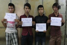 Bắt băng nhóm dùng dao khống chế cướp xe máy