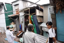 8 người thoát chết gang tấc khi ngôi nhà bị sạt xuống kênh