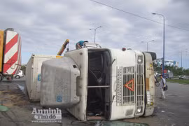 Phóng nhanh khi ôm cua, xe container lật chỏng vó