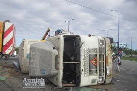 Phóng nhanh khi ôm cua, xe container lật chỏng vó