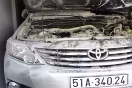 Ô tô bạc tỷ bổng dưng bốc cháy