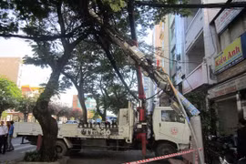 Xe công trình kéo gãy 3 trụ điện, người đi đường thót tim