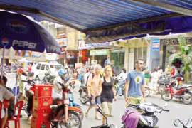 Dàn cảnh đe dọa trấn lột du khách nước ngoài