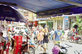 Dàn cảnh đe dọa trấn lột du khách nước ngoài