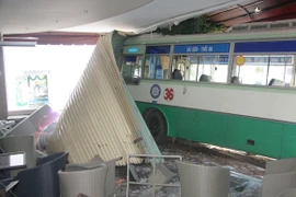 Xe buýt đâm sầm vào quán cà phê