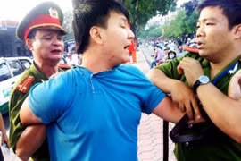Hết đâm dao, rồi dùng MBH đánh phó công an xã