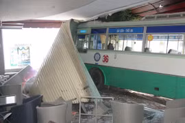 Xe buýt đâm sầm vào quán cà phê