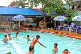 Bơi ở bể bơi là không an toàn