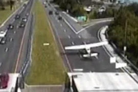 Máy bay hạ cánh trên đường cao tốc