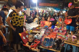 Đồ chơi Trung Thu: Hàng Trung Quốc vẫn tràn ngập thị trường