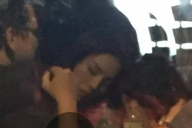 Sau "scandal hút thuốc", Kỳ Duyên bị nghi say khướt trong quán bar