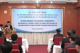 Tập đoàn Charmvit – Hàn Quốc trao học bổng 1 tỷ cho con em học sinh CAND