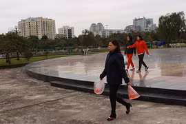 Người dân Hà Nội phóng sinh cá chép tiễn ông Táo về trời