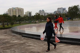 Người dân Hà Nội phóng sinh cá chép tiễn ông Táo về trời