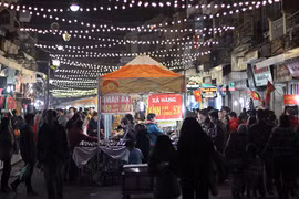 Nhộn nhịp phiên chợ đêm đầu tiên của năm Bính Thân