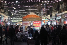 Nhộn nhịp phiên chợ đêm đầu tiên của năm Bính Thân