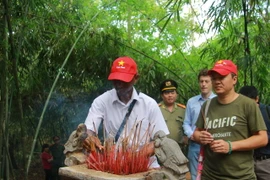 Theo chân đoàn ngoại giao về thăm “quê hương cách mạng Việt Nam”