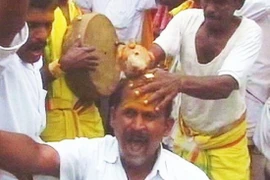 Lễ hội kì quặc hút khách dù có thể... vỡ đầu, chết người