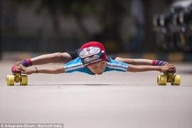 Kỷ lục màn uốn dẻo trượt patin qua gầm 39 chiếc ô tô