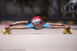 Kỷ lục màn uốn dẻo trượt patin qua gầm 39 chiếc ô tô