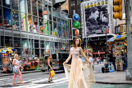 Áo dài Võ Việt Chung bay bổng giữa trời New York