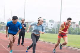 Ca sĩ Phương Thanh thi chạy và bắn súng với các vận động viên SEA Games