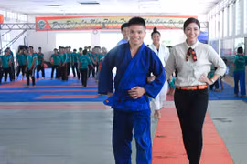 Hoa hậu Đặng Thu Thảo trình diễn catwalk với vận đông viên Judo