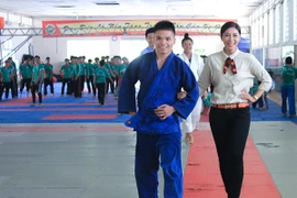 Hoa hậu Đặng Thu Thảo trình diễn catwalk với vận đông viên Judo