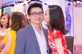 Dương Thùy Linh tình tứ với chồng tại sự kiện