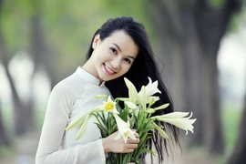 Hot girl Lương Giang “đọ” độ tinh khôi cùng hoa loa kèn