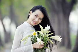 Hot girl Lương Giang “đọ” độ tinh khôi cùng hoa loa kèn