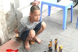 Đang đi bán bình xịt hơi cay thì bị 141 bắt gọn