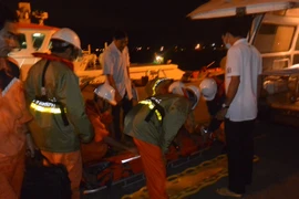 Vượt sóng cứu ngư dân bị chân vịt tàu chém đứt tai