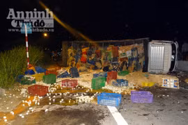 Húc phải trụ biển báo, xe ô tô chở trứng lật nhào bên giữa đường