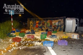 Húc phải trụ biển báo, xe ô tô chở trứng lật nhào bên giữa đường