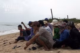 Chìm tàu cá, 3 ngư dân may mắn thoát nạn