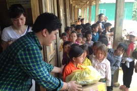 Cắt rừng gùi hàng đến với học sinh nơi “ốc đảo”