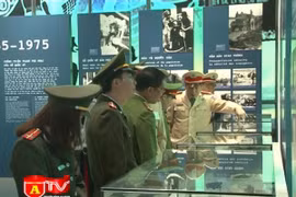 Hai lớp Trung cấp lý luận chính trị khóa 4 thăm Bảo tàng CATP.Hà Nội