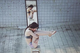 Phương Trinh Jolie khoe bộ ảnh tập yoga ở "chung cư ma"