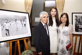 Trương Ngọc Ánh cùng Nick Út đấu giá bức ảnh “Em bé Napalm” 