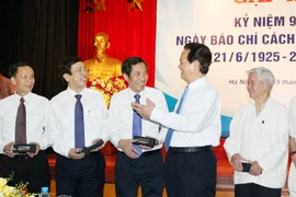 Thủ tướng Nguyễn Tấn Dũng gặp gỡ, chúc mừng những người làm báo Việt Nam