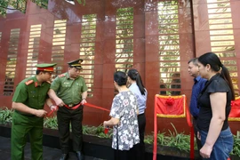Trang trọng lễ gắn biển tên các liệt sĩ Công an Hà Nội trong vụ cháy ở Quan Hoa