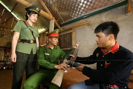 Hà Nội: Công an xã cất công lên nương, đồng bào Dao ‘gửi trao’ vũ khí 