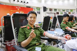 Hàng trăm chiến sỹ công an Hà Nội tham gia hiến máu
