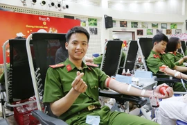 Hàng trăm chiến sỹ công an Hà Nội tham gia hiến máu
