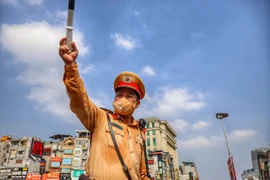 Công an Hà Nội “phơi mình” bám chốt, điều tiết giao thông dưới nắng nóng