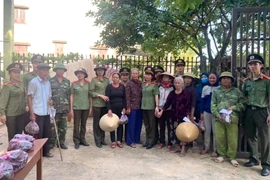 Chung tay chia sẻ khó khăn với người dân vùng lũ 