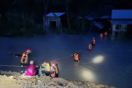 Hình ảnh quả cảm của Công an Đắk Lắk giữa dòng nước lũ 